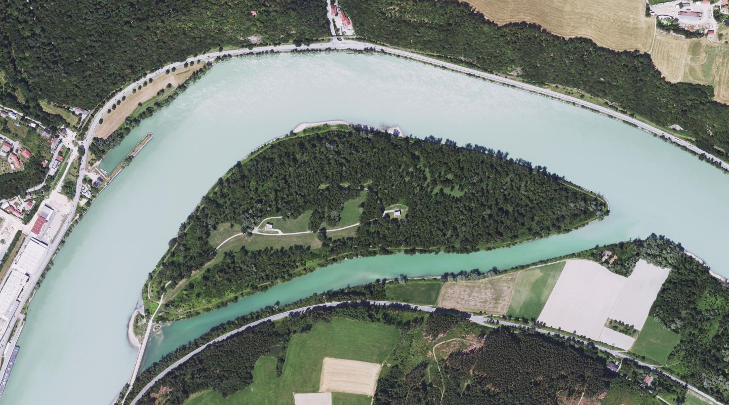 die Donau fließt in einem Bogen von links unten nach rechts mitte;
im Zentrum eine bewaldete Insel