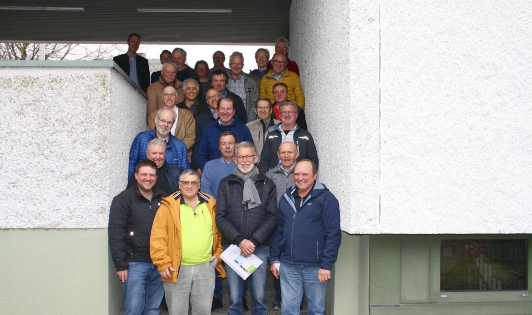 Feldgeschworenentagung Felgeschworene und Vermessungsamt Mitarbeiter vor dem Amt in Dachau