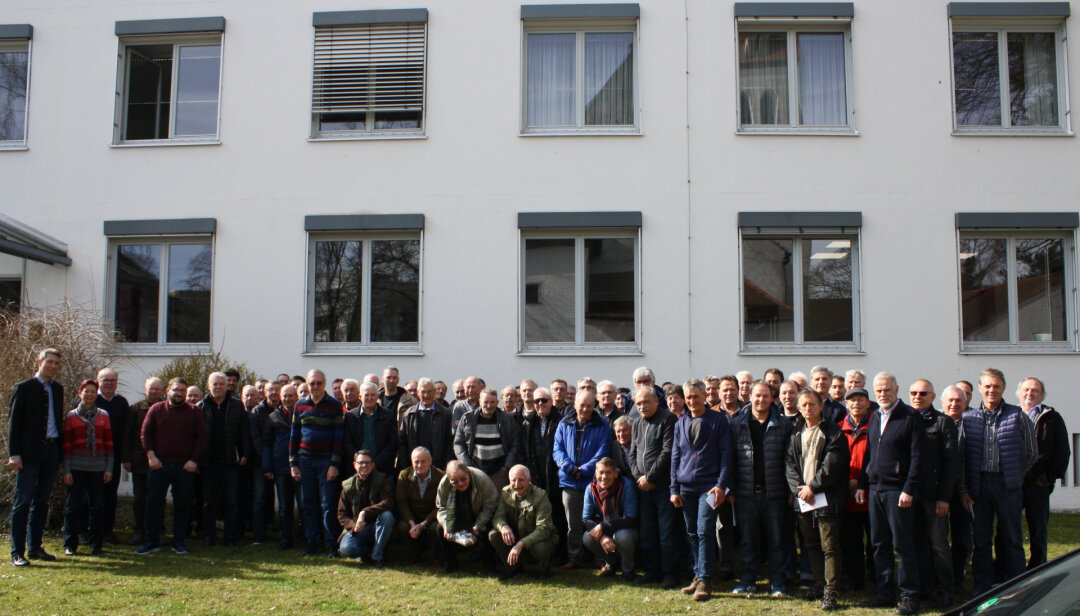 Feldgeschworenentagung Felgeschworene und Vermessungsamt Mitarbeiter vor dem Amt in Fürstenfeldbruck